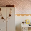 DEKORNIK Simple Daisies On Powder Pink - Tapeta