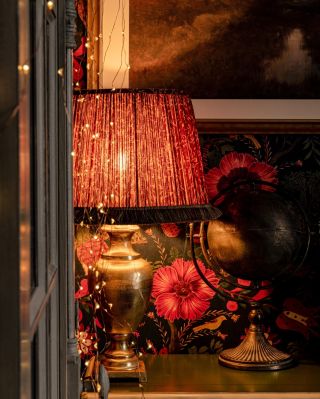 Kolekcia Tyrol od Mindthegap prináša motívy ideálne pre použitie na horských chatách či chaletoch. Tapety, dekoračné...