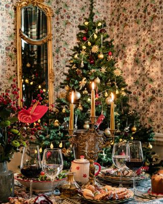 Vianočný stromček už máte postavený? Ak nie, nechajte sa inšpirovať realizáciami s tapetami a dekoráciami od Mindthegap,...